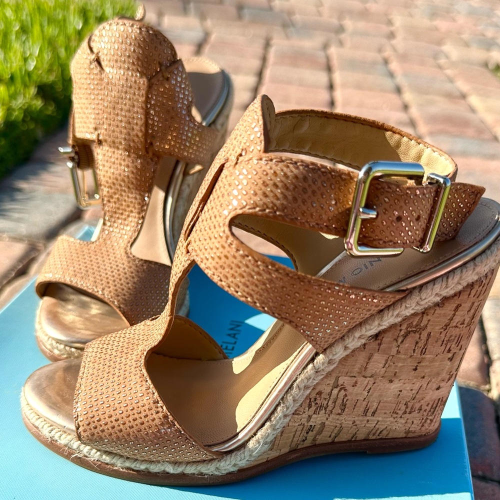 Antonio Melani Maree cuoio gold size 6. Sandal wedge heel.
